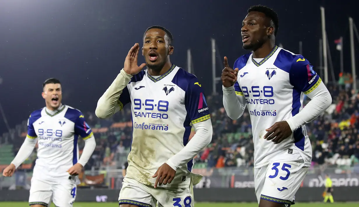 Pemain Hellas Verona, Jackson Tchatchoua melakukan selebrasi setelah mencetak gol penyeimbang 1-1 ke gawang Venezia dalam laga lanjutan Liga Italia 2024/2025 di Venice, Italia, Selasa (28/01/2025) dini hari WIB. (AP Photo/LaPresse/Paola Garbuio)