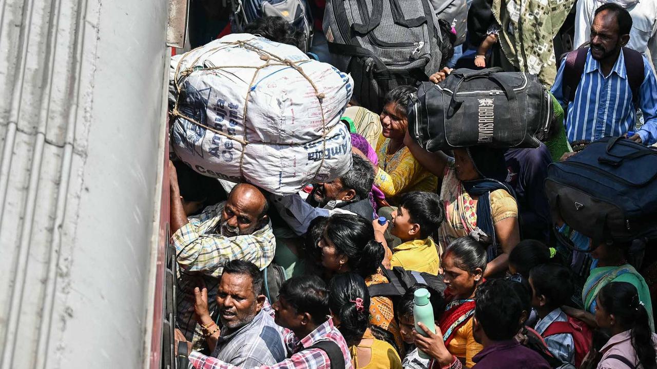 FOTO: Konflik India-Pakistan Memanas, Warga Panik Mengungsi KeTempat Aman