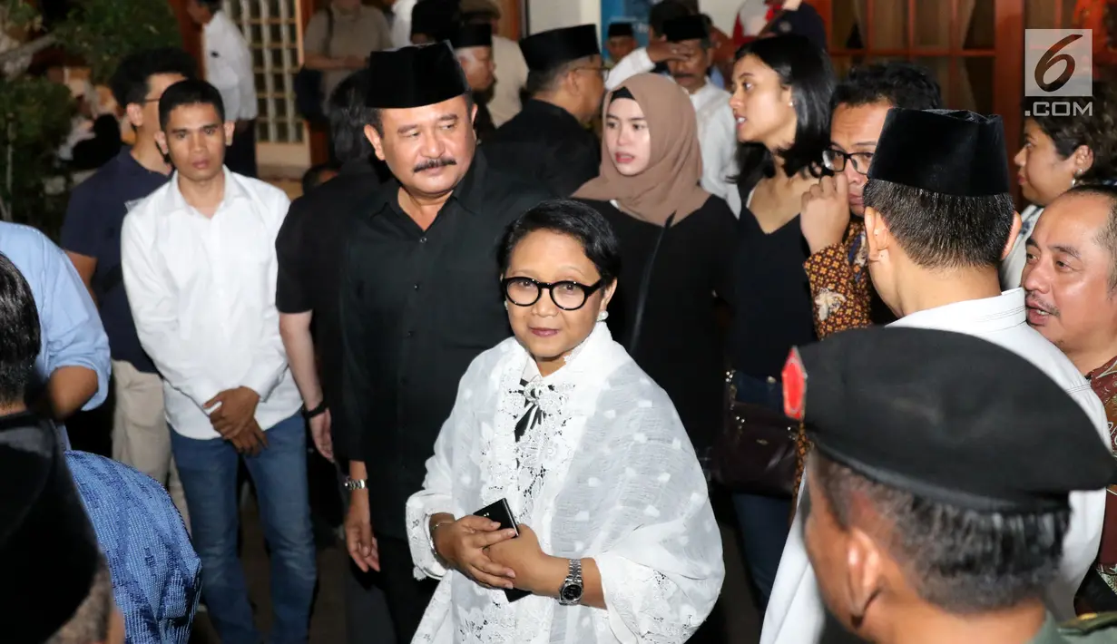 Menteri Luar Negeri Retno Marsudi tiba melayat ke rumah duka Presiden RI ke-3 BJ Habibie di Patra Kuningan, Jakarta, Rabu (11/9/2019). BJ Habibie wafat pada hari Rabu (11/9) di usia 83 tahun dan akan dimakamkan pada hari Kamis di TMP Kalibata setelah salat Dzuhur. (Liputan6.com/Angga Yuniar)