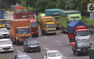 Sejumlah truk melintasi ruas jalan tol Tangerang-Jakarta, Kota Tangerang, Banten, Rabu (2/3/2022). Apindo mengatakan penerapan kebijakan bebas truk kelebihan muatan (over dimension overload/ODOL) akan sulit dilaksanakan pada 2023 karena ekonomi terpuruk akibat covid-19. (Liputan6.com/Angga Yuniar)