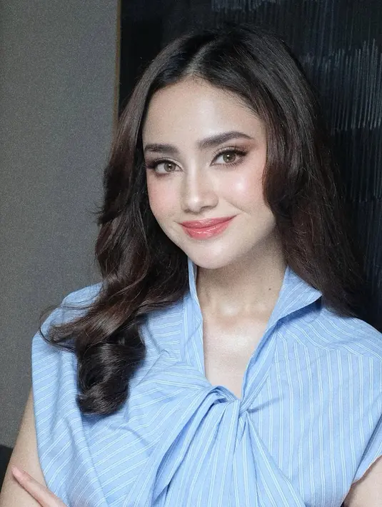 Syifa Hadju dipulas dengan makeup bergaya glow glam yang membingkai mata dengan eyeshadow cokelat [@adliacornain]