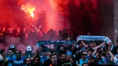 Para pendukung tim sepak bola Prancis, Olympique Marseille menyalakan flare dalam perjalanan mereka ke Red Bull Arena untuk menonton pertandingan melawan tim tuan rumah FC Salzburg di Austria (3/5). (JFK / EXPA / APA / AFP)