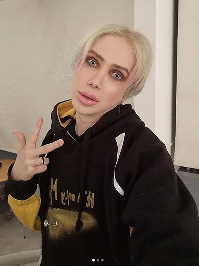 pria inggris operasi plastik agar mirip idol Korea
