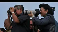 Ibu Ani Yudhoyono asyik mengabadikan patung Perdamaian Dunia dengan kameranya), Bogor, Selasa (18/8/2014) (Liputan6.com/Johan Tallo)