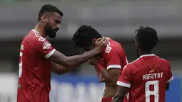 Bek Perseru Badak Lampung FC, Jujun Saefuloh, menangis usai berhasil mengalahkan Bhayangkara FC pada laga Liga 1 2019 di Stadion Patriot, Bekasi, Jumat (16/8). Bhayangkara FC takluk 0-1 dari Badak Lampung FC. (Bola.com/M Iqbal Ichsan)