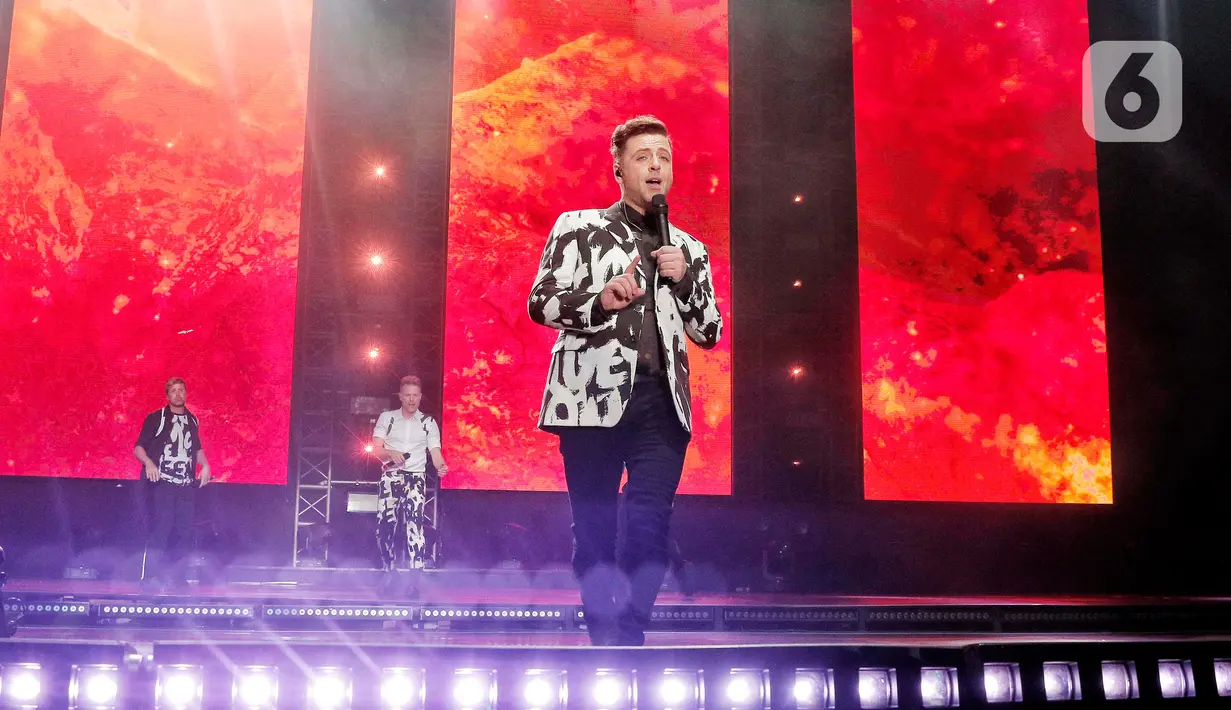 Personel Westlife Mark Feehily tampil dalam konser bertajuk “Westlife The Wild Dreams Tour 2023 Jakarta” di Stadion Madya GBK, Jakarta, Sabtu (11/2/2023). Berdasarkan keterangan tertulis pihak PK Entertainment, sekitar lebih dari 25 ribu penonton yang hadir di konser ini. (Liputan6.com/Angga Yuniar)