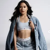 Punya body goals yang jadi impian, Prilly pamerkan outfit kekinian yang memperlihatkan perut berototnya.[Foto: Instagram/ Prilly]