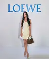 Aktris asal Korea Selatan Kim Yoo-jung mencuri perhatian lewat tampilannya yang feminin sekaligus modern. Ia mengenakan mini dress putih dengan siluet sederhana namun berkelas, dipadukan dengan Puzzle Bag berwarna cokelat,  salah satu ikon Loewe yang langsung menambah kesan timeless pada keseluruhan look-nya.