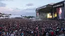 Ribuan penonton menyaksikan aksi panggung Metallica saat tampil di Festival d'ete de Quebec di Quebec City, Kanada (14/7). Ribuan penonton terhibur dengan aksi panggung band metal tersebut. (AFP Photo/Alice Chicheby)