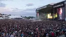 Ribuan penonton menyaksikan aksi panggung Metallica saat tampil di Festival d'ete de Quebec di Quebec City, Kanada (14/7). Ribuan penonton terhibur dengan aksi panggung band metal tersebut. (AFP Photo/Alice Chicheby)