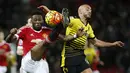 Bek Manchester United, Timothy Fosu-Mensah, membuat bola dari jangkauan gelandang Watford, Nordin Amrabat. Sementara untuk Watford, hasil ini membuat mereka turun ke peringkat 12. (Reuters/Andrew Yates)