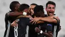 Pemain Olympique Lyon merayakan kemenangan agregat dari Juventus pada laga leg kedua Liga Champions 2019/2020 di Stadion Allianz, Sabtu (8/8/2020) dini hari WIB. Juventus kalah agregat 2-2 atas Olympique Lyon. (AFP/Miguel Medina)
