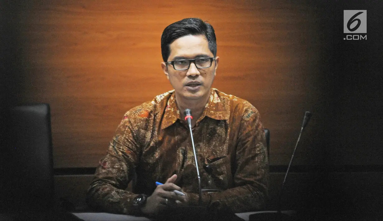 Suasana saat Juru Bicara KPK Febri Diansyah menggelar konfrensi pers di Gedung KPK, Jakarta, Rabu (7/2). Penyidik KPK menemukan ketidaksesuaian jumlah aset yang dimiliki dengan pendapatan yang diperoleh oleh Yudi Widiana. (Liputan6.com/Herman Zakharia)