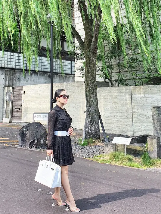 Syahrini tampil cantik dengan hitam dan belt berwarna putih. Dengan rambut yang ditata low bun, Syahrini tampak elegan dengan menjinjing 35CM Nuage Matte Alligator Birkin Bag seharga Rp1,8 milyar. (instagram/Princessyahrini)