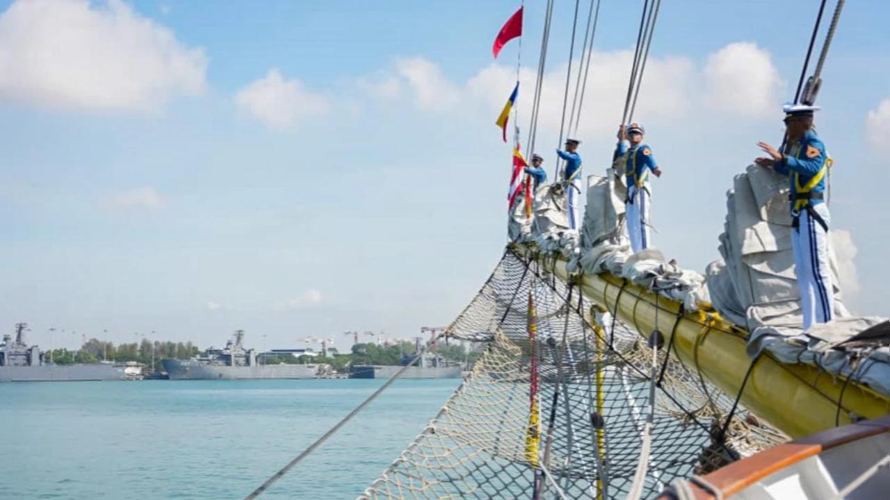 FOTO: KRI Bima Suci Lanjutkan Misi Diplomasi di Singapura