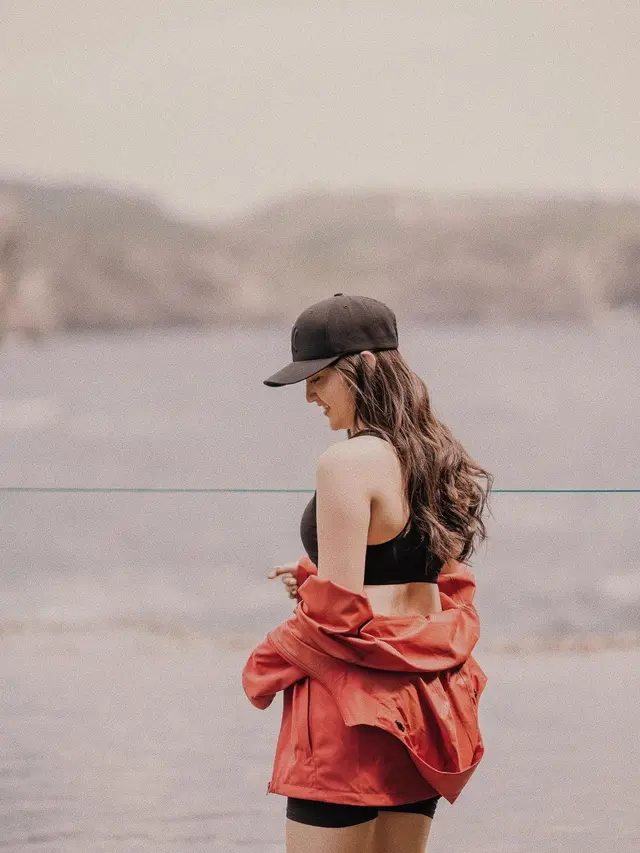 Ranty Maria memesona kala di pantai (Instagram/rantymaria)