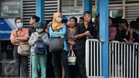 Sejumlah penumpang Transjakarta menunggu bus di halte Harmoni, Jakarta Pusat, Kamis (26/4). Peningkatan target itu merupakan 50 persen dari angka pelanggan saat ini yang berjumlah 123 juta. (Liputan6.com/Yoppy Renato)
