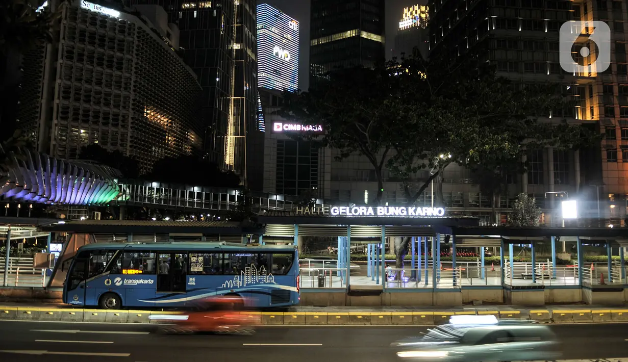 Lalu lintas kendaraan saat malam hari di kawasan Sudirman, Jakarta, Minggu (13/9/2020). Warga Jakarta bersiap kembali mengikuti peraturan PSBB yang diterapkan oleh Pemprov DKI mulai Senin (14/9) besok akibat terus meningkatnya kasus Covid-19 di Ibu Kota. (merdeka.com/Iqbal S. Nugroho)