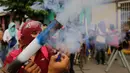 Demonstran anti-pemerintah menyalakan mortir rakitan di kota Masaya, Nikaragua (5/6). Akibat aksi dan bentrokan yang dimulai sejak 18 April tersebut, setidaknya 121 orang telah tewas. (AFP/Inti Ocon)