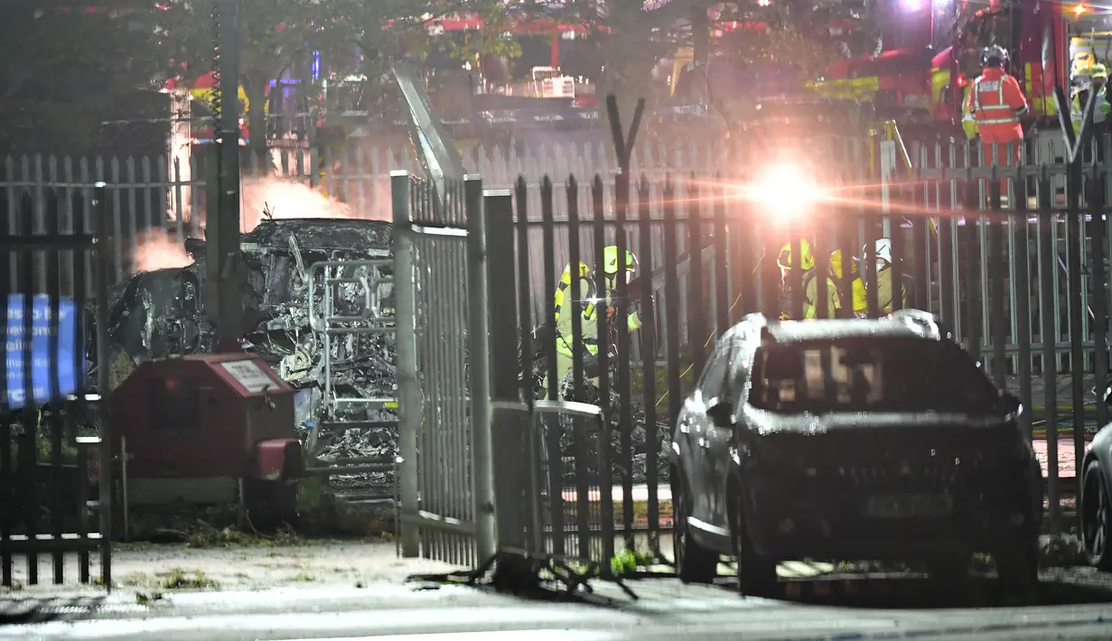 Petugas mengecek puing-puing helikopter yang jatuh di tempat parkir di luar Stadion King Power di Leicester, Inggris (27/10). Srivaddhanaprabha diketahui ikut menonton pertandingan dan duduk di tribun VVIP, BBC melaporkan. (AFP Photo/Ben Stansall)