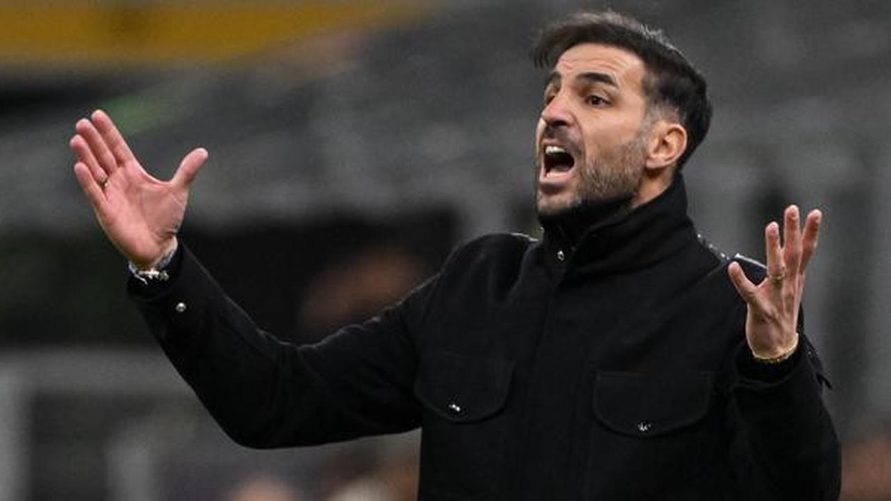 Cesc Fabregas Tanggapi Rumor Dilirik Chelsea: Sepak Bola Penuh dengan Kejutan