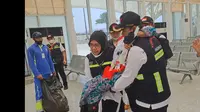 Jemaah haji Indonesia kelompok terbang (kloter) pertama terus berdatangan di Bandara Amir Mohammed bin Abdul Aziz (AMAA) Madinah, Rabu (24/5/2023). (Foto:Liputan6/Nafiysul Qodar)