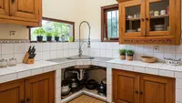 10 Inspirasi Dapur dengan Bak Cuci Piring Sudut yang Hemat Ruang dan Tidak Becek, Tak Perlu Pakai Keset