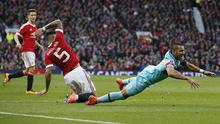 Bek Manchester United, Marcos Rojo, menekel gelandang West Ham, Dimitri Payet. Pada laga itu wasit mengeluarkan enam kartu kuning. (Reiters/Andrew Yates)