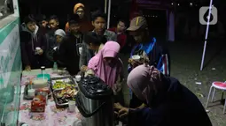 Warga terdampak gempa mengantre mengambil minum di posko pengungsian di Taman Prawatasari, Kabupaten Cianjur, Jawa Barat, Selasa (22/11/2022). Gubernur Jawa Barat Ridwan Kamil menyebut, sebanyak 14 posko pengungsian didirikan untuk memfasilitasi warga berjumlah 13.784 pengungsi yang terdampak gempa berkekuatan 5,6 SR di Kabupaten Cianjur. (Liputan6.com/Herman Zakharia)