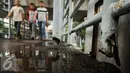 Pejalan kaki melintas di Jembatan Penyeberangan Orang (JPO) di Jalan Iskandarsyah, Jakarta, Selasa (1/11). Tampak tiang besi penyangga JPO yang berkarat terlepas termakan cuaca dan usia. (Liputan6.com/Helmi Fithriansyah)