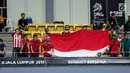 Suporter Indonesia hadir memberikan semangat Timnas futsal putra Indonesia dalam laga ketiga futsal SEA Games 2017 di Shah Alam, Selangor,Malaysia, Jumat (25/8). Timnas futsal putra Indonesia kalah dengan skor 1-4. (Liputan6.com/Faizal Fanani)