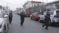 Sekelompok orang bersenjata menyerbu studio stasiun televisi TC di Ekuador saat kru sedang melakukan siaran langsung.  (AP Photo/Cesar Munoz)
