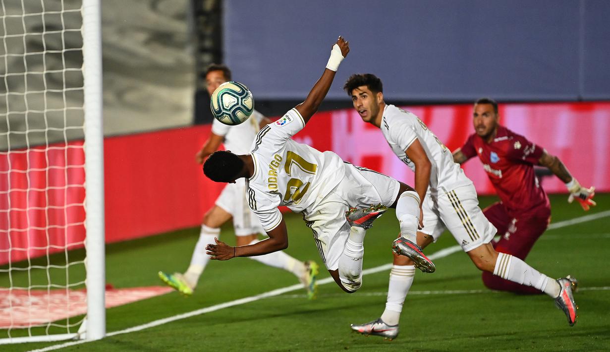Penyerang Real Madrid, Rodrygo, berusaha menyundul bola ke gawang Alaves pada laga lanjutan La Liga pekan ke-35 di Stadion Alfredo di Stefano, Sabtu (11/7/2020) dini hari WIB. Real Madrid menang 2-0 atas Alaves. (AFP/Gabriel Bouys)