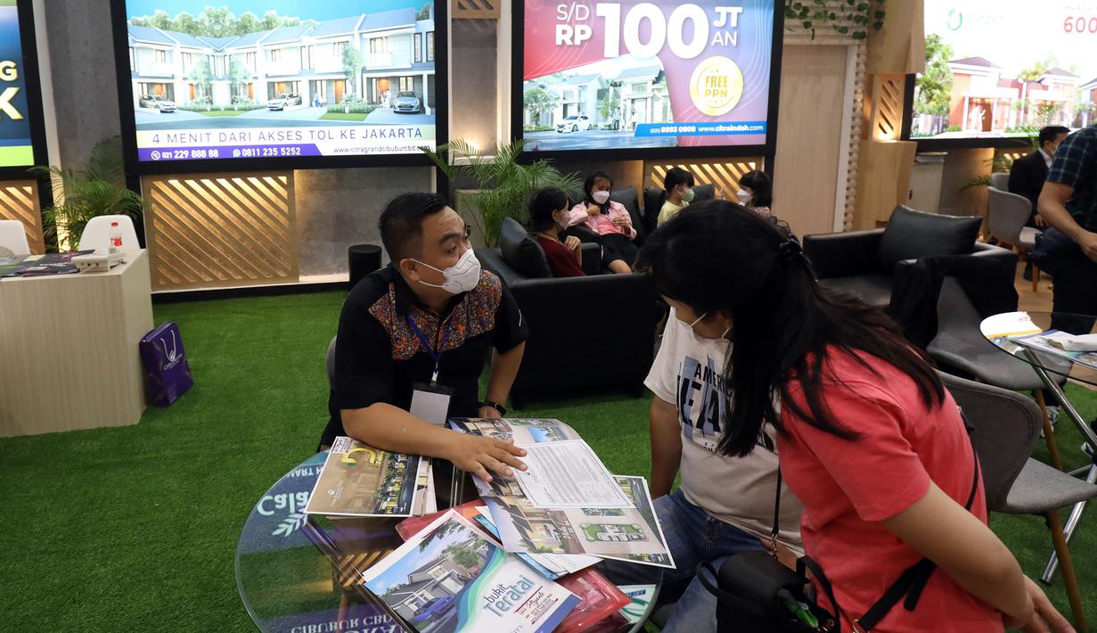 Pengunjung mendapat penjelasan mengenai hunian saat pameran Indonesia Properti Expo di Jakarta Convention Centre, Jakarta, Minggu (15/5/2022). Indonesia Property Expo atau IPEX 2022 dilaksanakan pada 15 hingga 22 Mei mendatang. Pameran tersebut melibatkan  41 developer/pengembang yang terdiri dari 11 pengembang subsidi dan 30 pengembang non subsidi. (Liputan6.com/Johan Tallo)