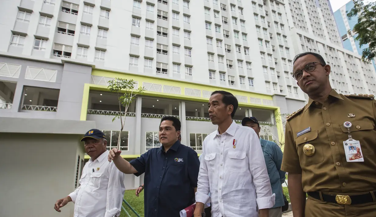 Presiden Indonesia, Joko Widodo, memantau kesiapan Wisma Atlet di Kemayoran, Jakarta, Senin (26/2/2018). Lokasi ini akan dijadikan tempat tinggal para atlet pada ajang Asian Games 2018. (Bola.com/Vitalis Yogi Trisna)