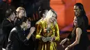 Bintang Lyon dan timnas Norwegia, Ada Hegerberg bersama rekan-rekannya merayakan penghargaan Ballon d'Or perempuan 2018 yang diraihnya di Paris, Senin (3/12). Ada Hegerberg terpilih menjadi pemenang edisi pertama Ballon d'Or perempuan. (FRANCK FIFE/AFP)