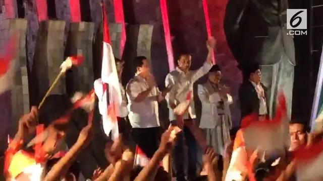 Jokowi sempat berdendang ala goyang dayung bersama para relawan sebelum berangkat ke KPU.