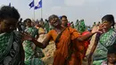 Keluarga korban menangis saat upacara penghormatan untuk korban tsunami Samudra Hindia tahun 2004 di Pantai Pattinapakkam, Chennai, India, Rabu (26/12). (ARUN SANKAR/AFP)