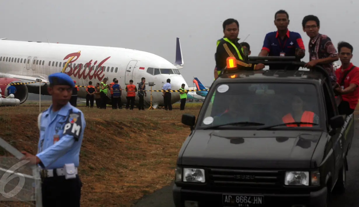 Petugas saat akan mengevakuasi pesawat yang tergelincir di Bandara Adisucipto di Yogyakarta, Jumat (6/11/2015). Tidak ada korban jiwa dalam peristiwa ini. (Boy Harjanto)