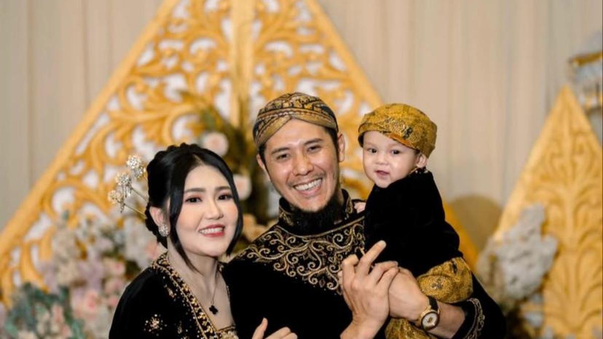 6 Gaya Ningrat Via Vallen Berkebaya Adat Jawa Saat Gelar Tedak Siten Anak Pertama