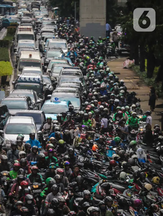 Kendaraan terjebak macet di Jalan Rasuna Said, Kuningan, Jakarta, Rabu (22/1/2020). Kemacetan di depan Kantor Kemenkumham ini  imbas dari unjuk rasa warga Tanjung Priok yang memprotes dan menuntut Menkumham Yasonna Laoly minta maaf. (Liputan6.com/Faizal Fanani)