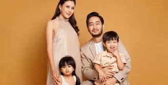 Di family portrait terbaru, Syahnaz Sadiqah tampil kompak dengan keluarga kecilnya. Ia sendiri tampil cantik elegan mengenakan dress cokelat dengan detail halter-neck. [Foto: Instagram/syahnazs]