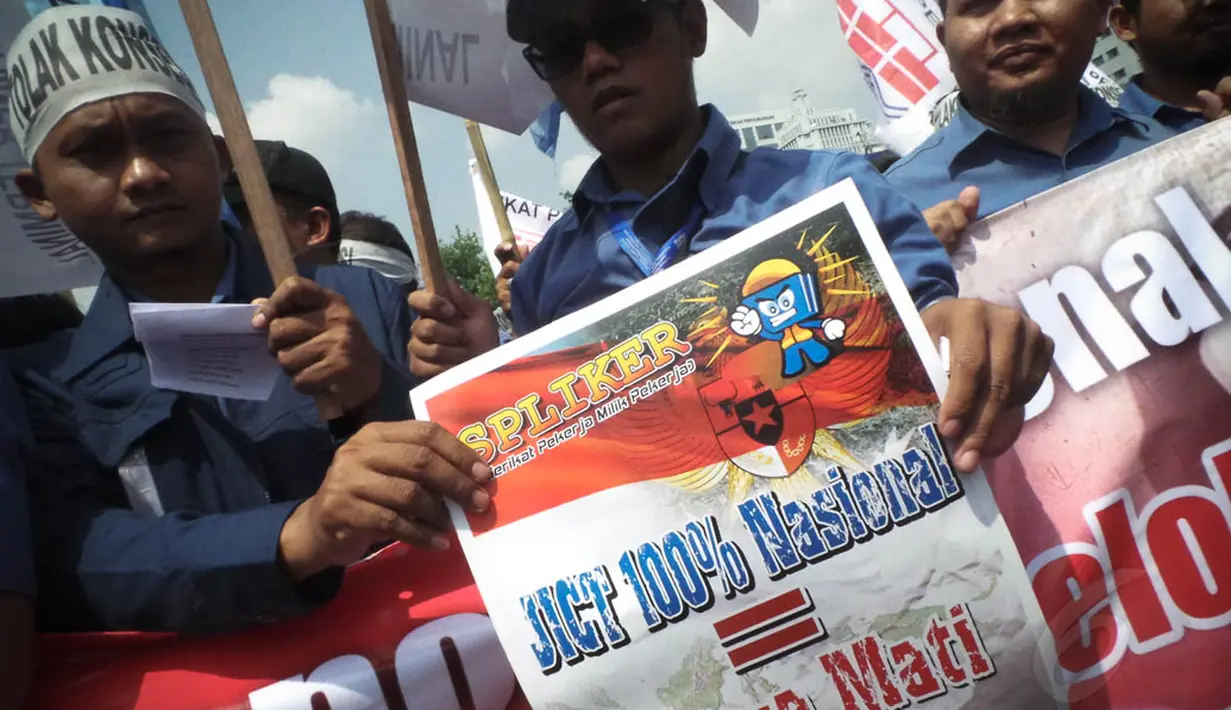 Massa meminta kehadiran investor asing tidak diperlukan lagi, mengingat kinerja terminal terbesar dan paling efisien di Indonesia itu dihasilkan berkat kompetensi dan kerja keras anak bangsa atau karyawan JICT sendiri. (Liputan6.com/Faizal Fanani)