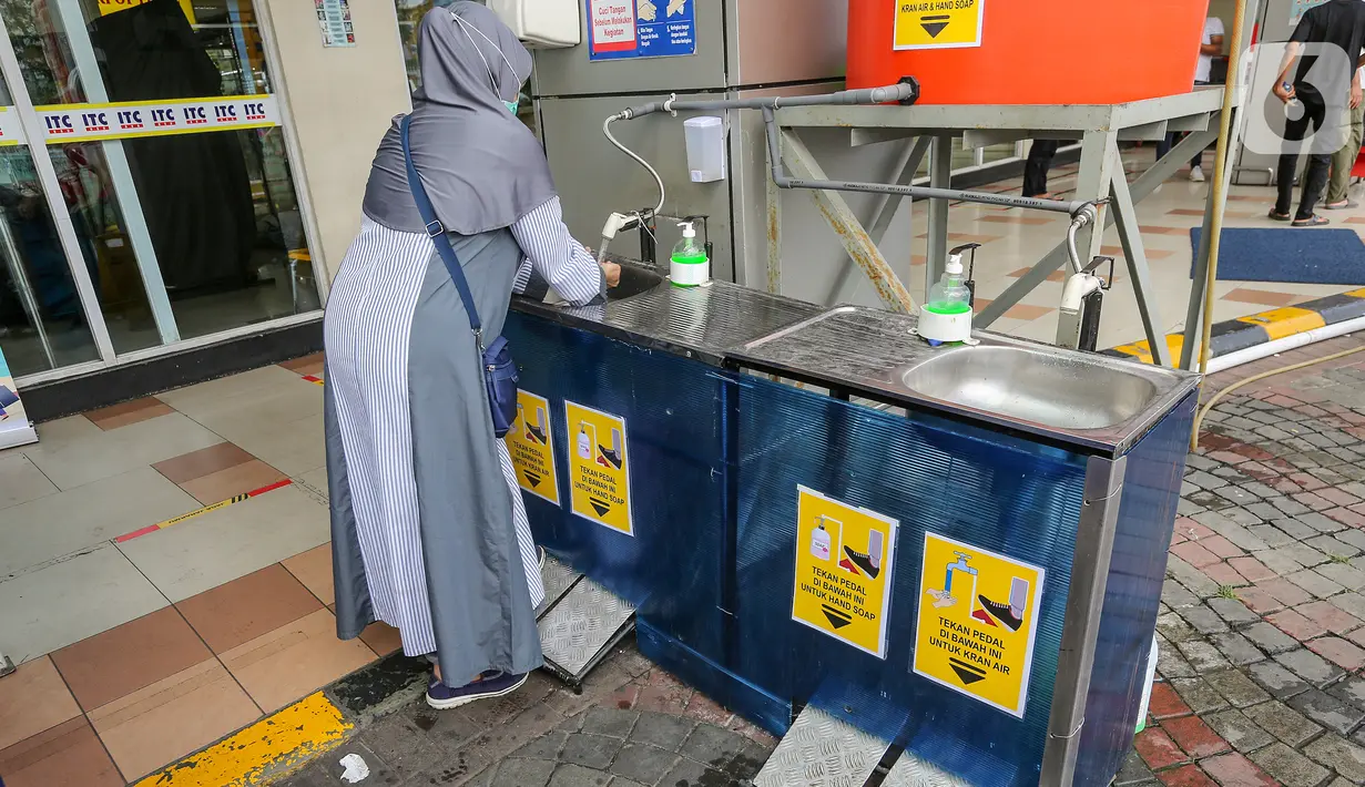 Pengunjung mencuci tangan dengan cara menginjak pedal sebelum masuk di pusat perbelanjaan ITC BSD Serpong, Tangerang Selatan, Selasa (16/6/2020). Menuju new normal, kawasan tersebut tetap menerapkan protokol kesehatan guna mencegah penyebaran Virus Covid-19. (Liputan6.com/Fery Pradolo)