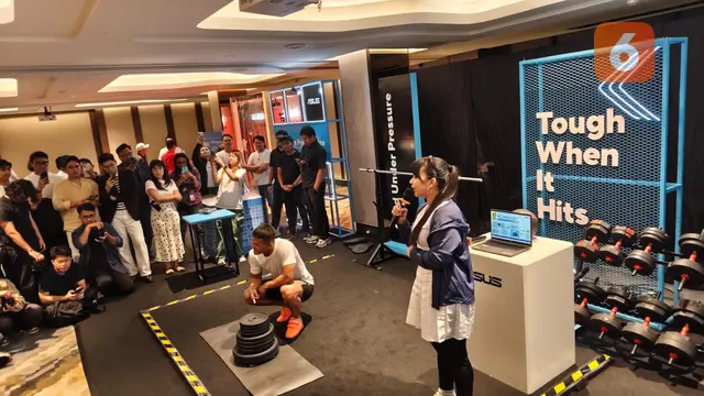 Tes beban 100kg pada laptop Asus Zenbook A14 oleh Rizki Juniansyah, Atlet Angkat Besi Indonesia (Pemenang Olimpiade 2024). Liputan6.com/Fathia Kapparini