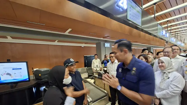 Menko Bidang Infrastruktur dan Pembangunan Kewilayahan, Agus Harimurti Yudhoyono (AHY) berkunjung ke Terminal 1C Bandara Internasional Soekarno-Hatta, Tangerang, Senin (22/12/2025). (Foto: Liputan6.com/Pramita T)