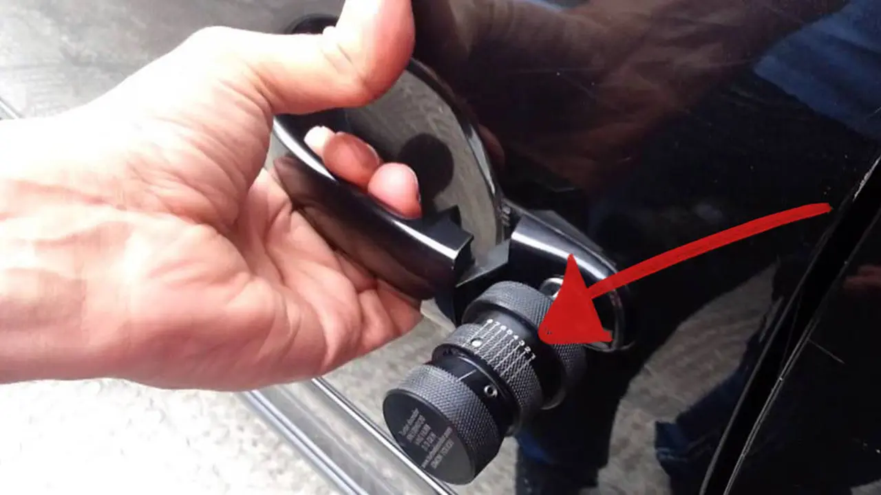 Kunci multi guna, pembobol berbagai pintu mobil (Foto: youtube)