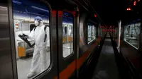 Petugas melakukan pembersihan di dalam kereta guna mencegah penyebaran virus MERS di stasiun Seoul Metro, Goyang, Korsel, (9/6/2015). Sekitar 95 orang terjangkit wabah virus MERS dan 7 orang meninggal dunia di Korsel. (REUTERS/Kim Hong-Ji)