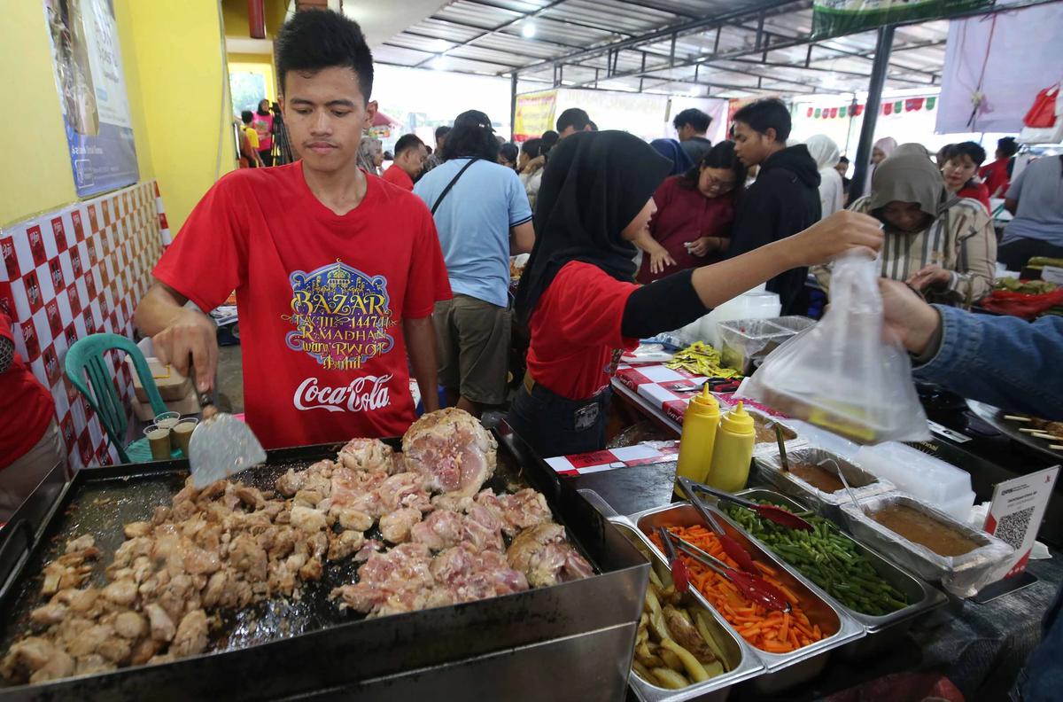 FOTO: Pasar Takjil Benhil Jadi Magnet Warga Berburu Menu Berbuka