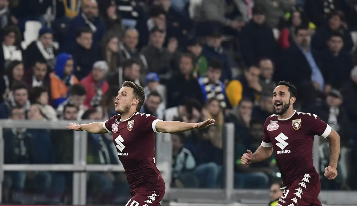 Striker Torino, Adem Ljajic, melakukan selebrasi usai mencetak gol ke gawang Juventus. Hasil imbang ini membuat Juventus harus menunda pesta gelar Scudetto karena poin mereka masih bisa terkejar oleh Napoli dan AS Roma. (AFP/Miguel Medina)